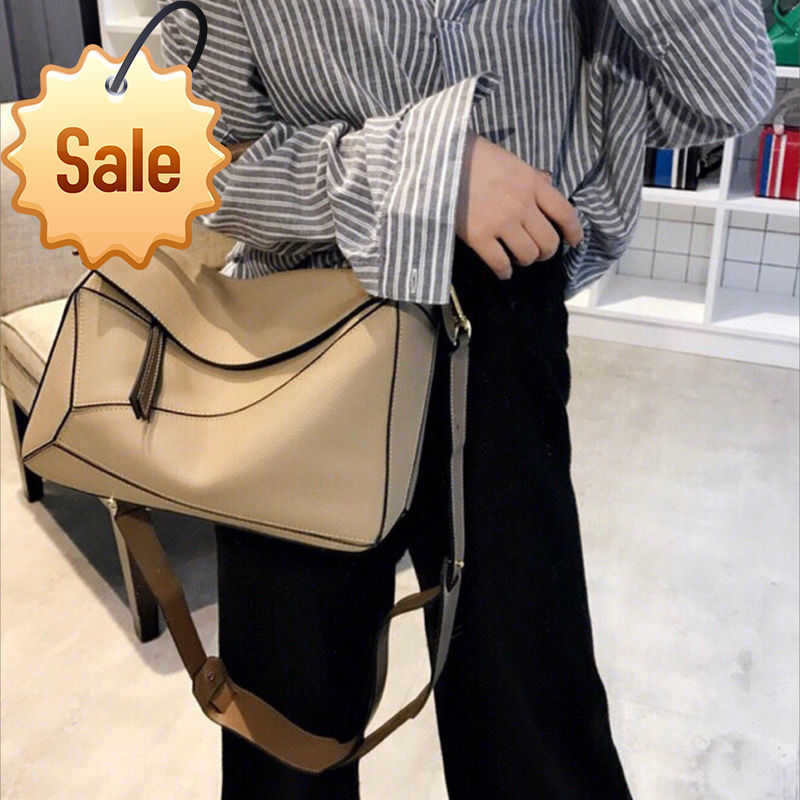 Luxury Designer Handbags Fashion Leather Geometric Women's 2023 New High Quality Mini Messenger Hand Pillow Single Shoulder Oblique Cross Bag Factory Direct Sales, Sand mini plain
Luxury Designer Handbags Fashion Leather Geometric Women's 2023 New High Quality Mini Messenger Hand Pillow Single Shoulder Oblique Cross Bag Factory Direct Sales, Sand mini plain
