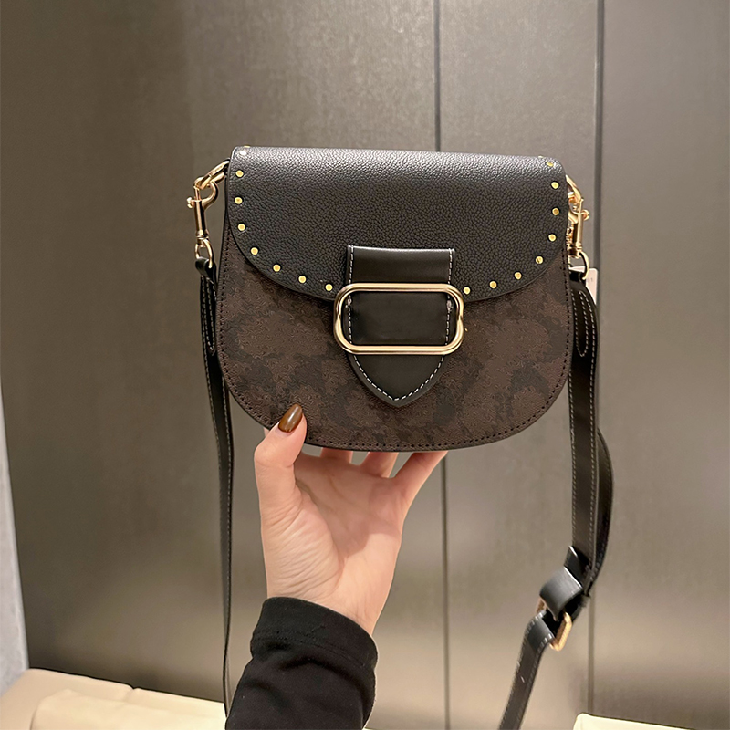 Designers Bags Luxurys woman Horseshoe design shoulder bags Leather handbags temperament versatile messenger bag Metal clasp letter shopping wallet very nice, Black+box
Designers Bags Luxurys woman Horseshoe design shoulder bags Leather handbags temperament versatile messenger bag Metal clasp letter shopping wallet very nice, Black+box