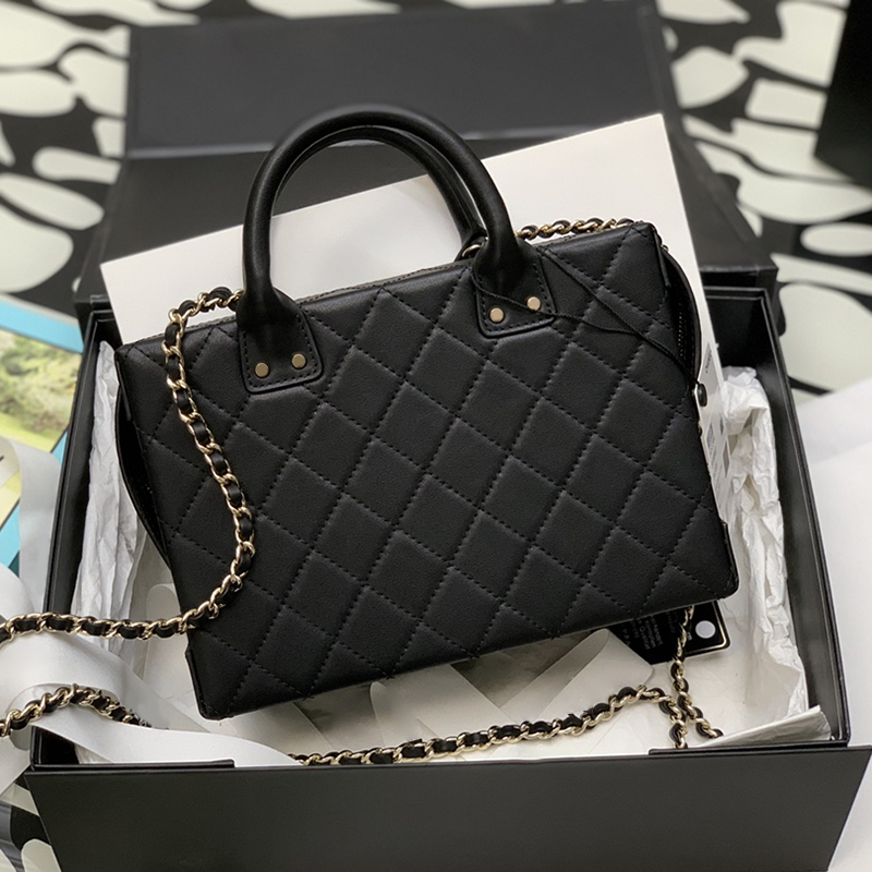 Designer Handbag 10A Mirror quality Lambskin Vanity Case 20.5CM Luxury Cosmetic Bags With Box C146
Designer Handbag 10A Mirror quality Lambskin Vanity Case 20.5CM Luxury Cosmetic Bags With Box C146