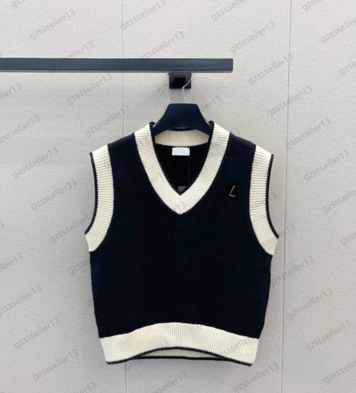 Sweater Womens Custom Metal Brooch Color V-neck Sleeveless Knit Vest Short Slim Simple Versatile Pullover Knitwear Fashion College Style Women Clothing 1970
Sweater Womens Custom Metal Brooch Color V-neck Sleeveless Knit Vest Short Slim Simple Versatile Pullover Knitwear Fashion College Style Women Clothing 1970