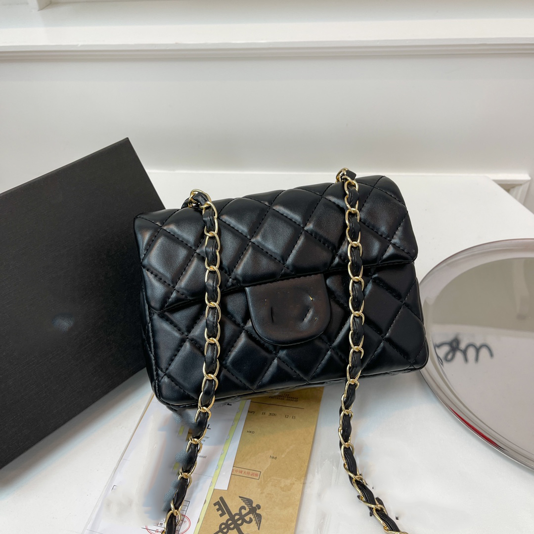 Genuine leather women's shoulder bag, handbag, fashionable and classic buckle opening and closing design, lined with zipper pocket and metal chain
Genuine leather women's shoulder bag, handbag, fashionable and classic buckle opening and closing design, lined with zipper pocket and metal chain