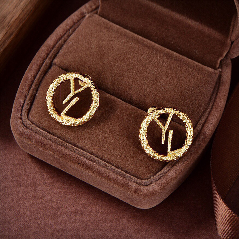 Designers Stud Luxury Designer Jewelry Ear Studs Hoop Earrings Famous Simple Earring Fashion Women Wedding Party High Quality Jewellery
Designers Stud Luxury Designer Jewelry Ear Studs Hoop Earrings Famous Simple Earring Fashion Women Wedding Party High Quality Jewellery
