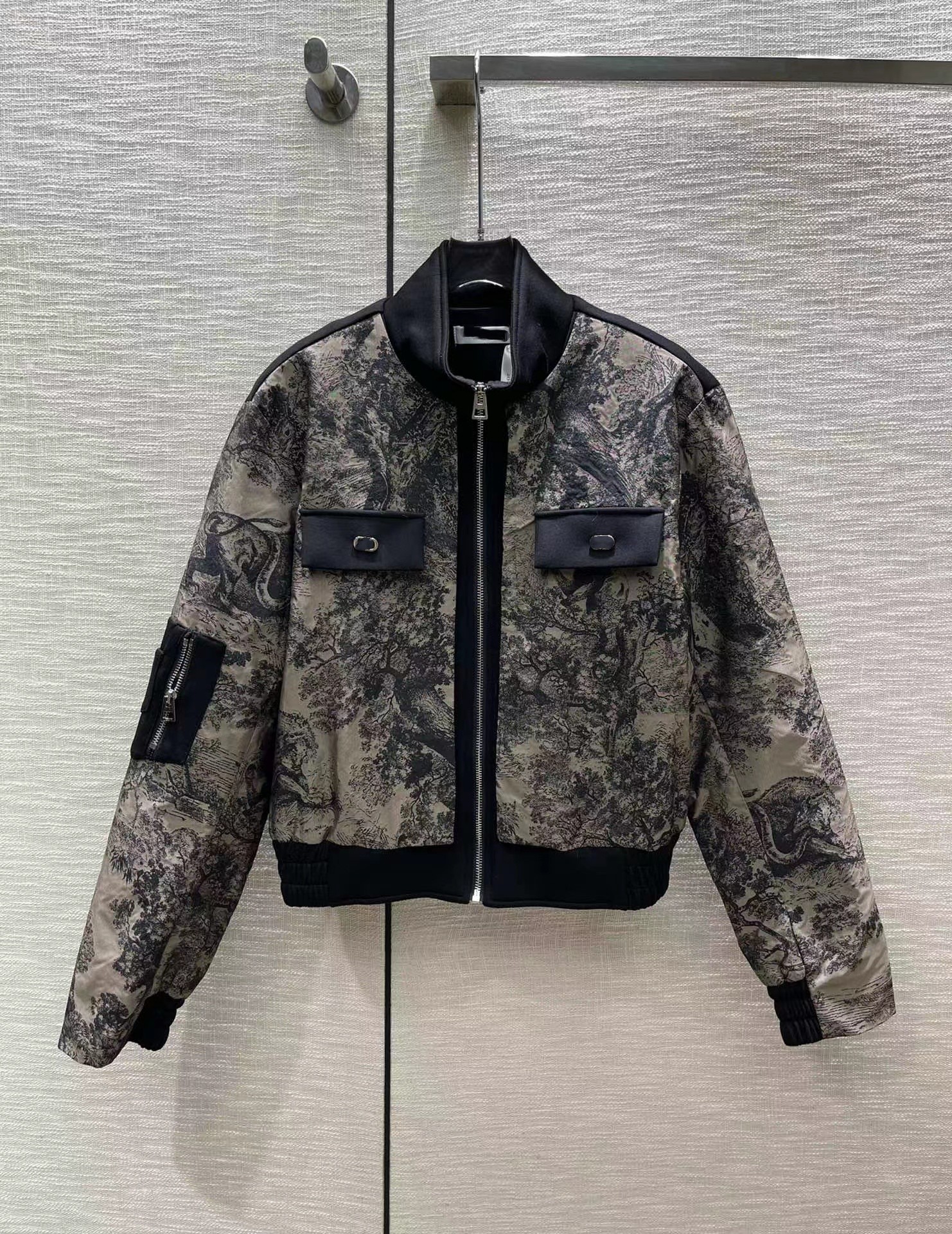 Milan Runway Women' Jackets 2023 New Spring Stand Collar Long Sleeve Print Designer Coat Brand Same Style Outerwear 1121-3, Contrast color
Milan Runway Women' Jackets 2023 New Spring Stand Collar Long Sleeve Print Designer Coat Brand Same Style Outerwear 1121-3, Contrast color