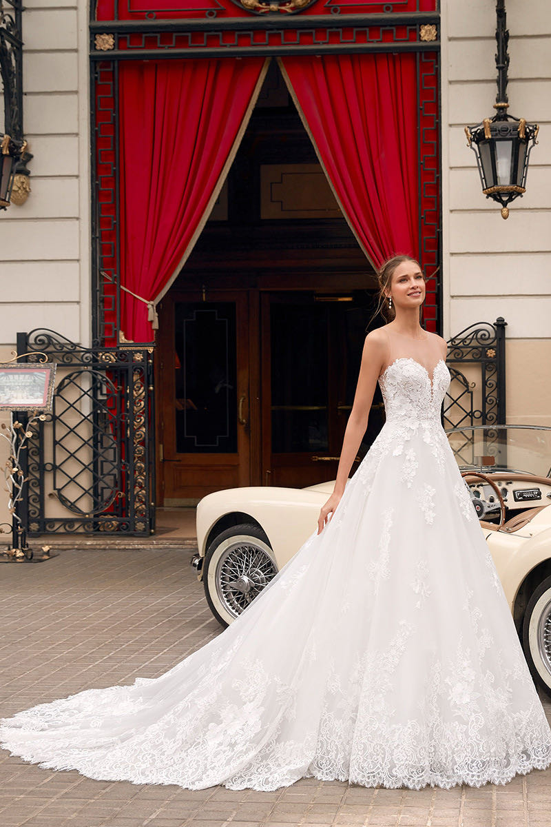 African A-Line Wedding Dresses Dubai Elegant Long train Sheer Crew Neck Lace Appliques Beaded Vestios De Novia Bridal Gowns with Buttons Plus Size