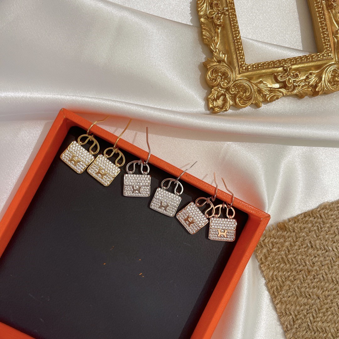 Luxury Dangle Earrings Top V Gold Full Crystal Brikin Brand Designer Handbag Charm Drop Earrings For Women Jewelry Party Gift With Box
Luxury Dangle Earrings Top V Gold Full Crystal Brikin Brand Designer Handbag Charm Drop Earrings For Women Jewelry Party Gift With Box