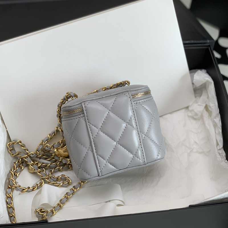 10A Mirror quality Small Lambskin Vanity Case Women Luxury Designer Cosmetic Bags Mini Lipstic Case With Box C139
10A Mirror quality Small Lambskin Vanity Case Women Luxury Designer Cosmetic Bags Mini Lipstic Case With Box C139