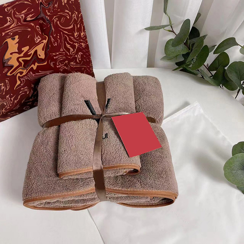 Luxurys Wash Cloths Towel Designer Bath Towels Set Coral Velvet Fashion Womans Towel Men Womens Face Towels Absorbent 2211221D
Luxurys Wash Cloths Towel Designer Bath Towels Set Coral Velvet Fashion Womans Towel Men Womens Face Towels Absorbent 2211221D