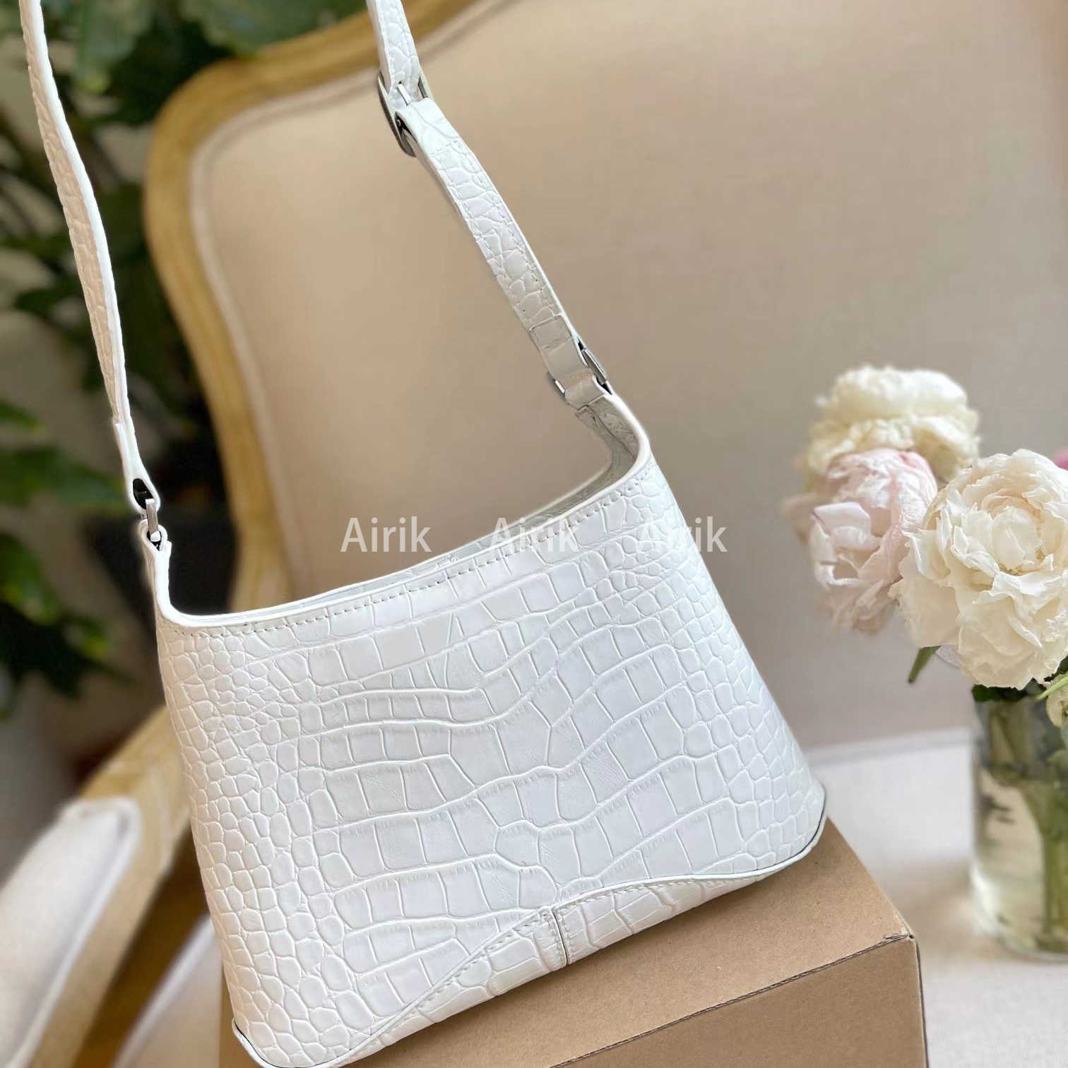 Luxurys Designers Bags Messenger Handbag Lady Totes Fashion Vintage Shoulder Bag Classic Crossbody Bag Stock Cross body Wallet 6099, #2
Luxurys Designers Bags Messenger Handbag Lady Totes Fashion Vintage Shoulder Bag Classic Crossbody Bag Stock Cross body Wallet 6099, #2
