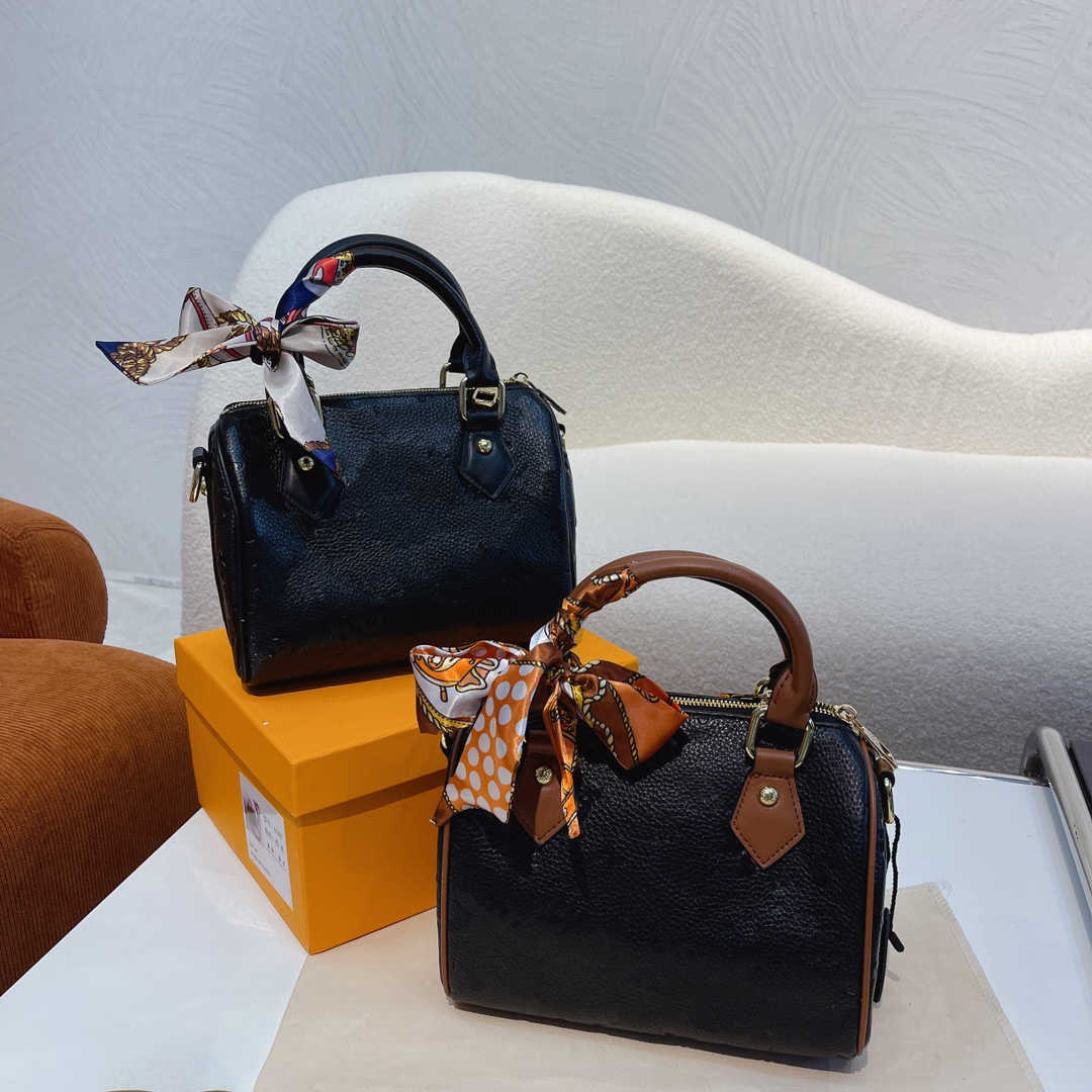 Luxurys Fashion Women Famous Designers Pillow Bag Lvity Wallets silk scarf Letter Plain Floral Lvity Handbags String black Shoulder Bags Camera Lock
Luxurys Fashion Women Famous Designers Pillow Bag Lvity Wallets silk scarf Letter Plain Floral Lvity Handbags String black Shoulder Bags Camera Lock