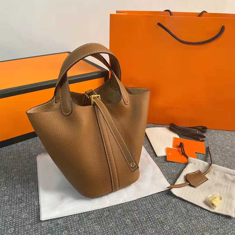 H Top Shoulder Picotn Locks Layer Bag Bags Designer Cowhide Purse Vegetable Basket Bucket Women's Handle Tote T61e Pn 8y0f, Elephant grey gold 18cm
H Top Shoulder Picotn Locks Layer Bag Bags Designer Cowhide Purse Vegetable Basket Bucket Women's Handle Tote T61e Pn 8y0f, Elephant grey gold 18cm