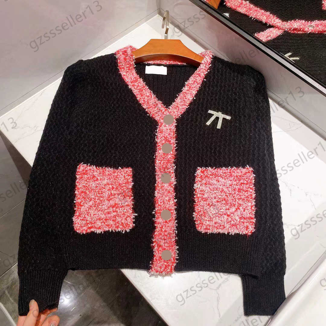 Womens Sweater Brand Color Woven Pocket Wave Pattern Long Sleeve Knit Sweaters Custom Buttons Open V-neck Short Knitwear Fashion Designer Women Clothing 5 Colors
Womens Sweater Brand Color Woven Pocket Wave Pattern Long Sleeve Knit Sweaters Custom Buttons Open V-neck Short Knitwear Fashion Designer Women Clothing 5 Colors
