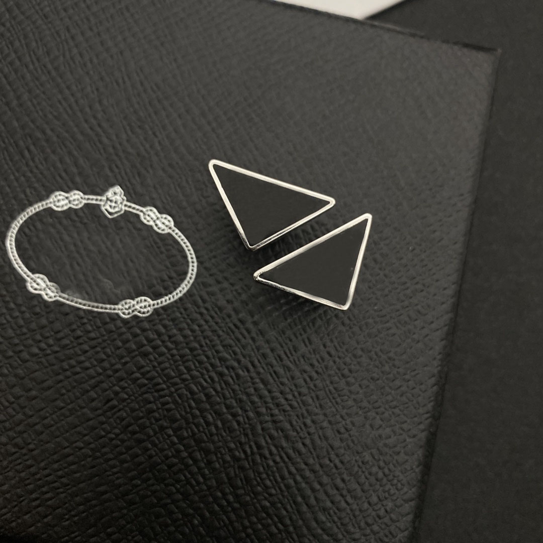 23ss 3color Triangle Brand Designers Letters Stud Women Copper Brass Earring Luxury Geometric Famous Round Pearl Wedding Jewelry Accessories Gift
23ss 3color Triangle Brand Designers Letters Stud Women Copper Brass Earring Luxury Geometric Famous Round Pearl Wedding Jewelry Accessories Gift