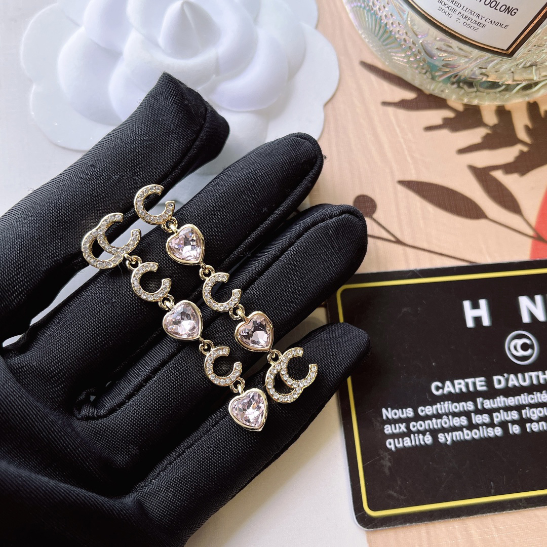 Delicate Design Letters Heart Shaped Diamond Tassel Charm Earrings Designer Earrings Featured Luxury Pearl Accessories High End Fashion Gift For Women
Delicate Design Letters Heart Shaped Diamond Tassel Charm Earrings Designer Earrings Featured Luxury Pearl Accessories High End Fashion Gift For Women