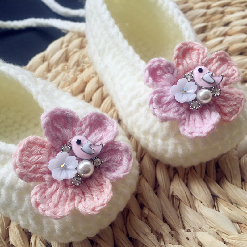 First Walkers High Quality Custom Pure Handmade Knitted Soft Soled Crochet Flowers Lovely Moccasins Princess Baby Girls Spring 221122