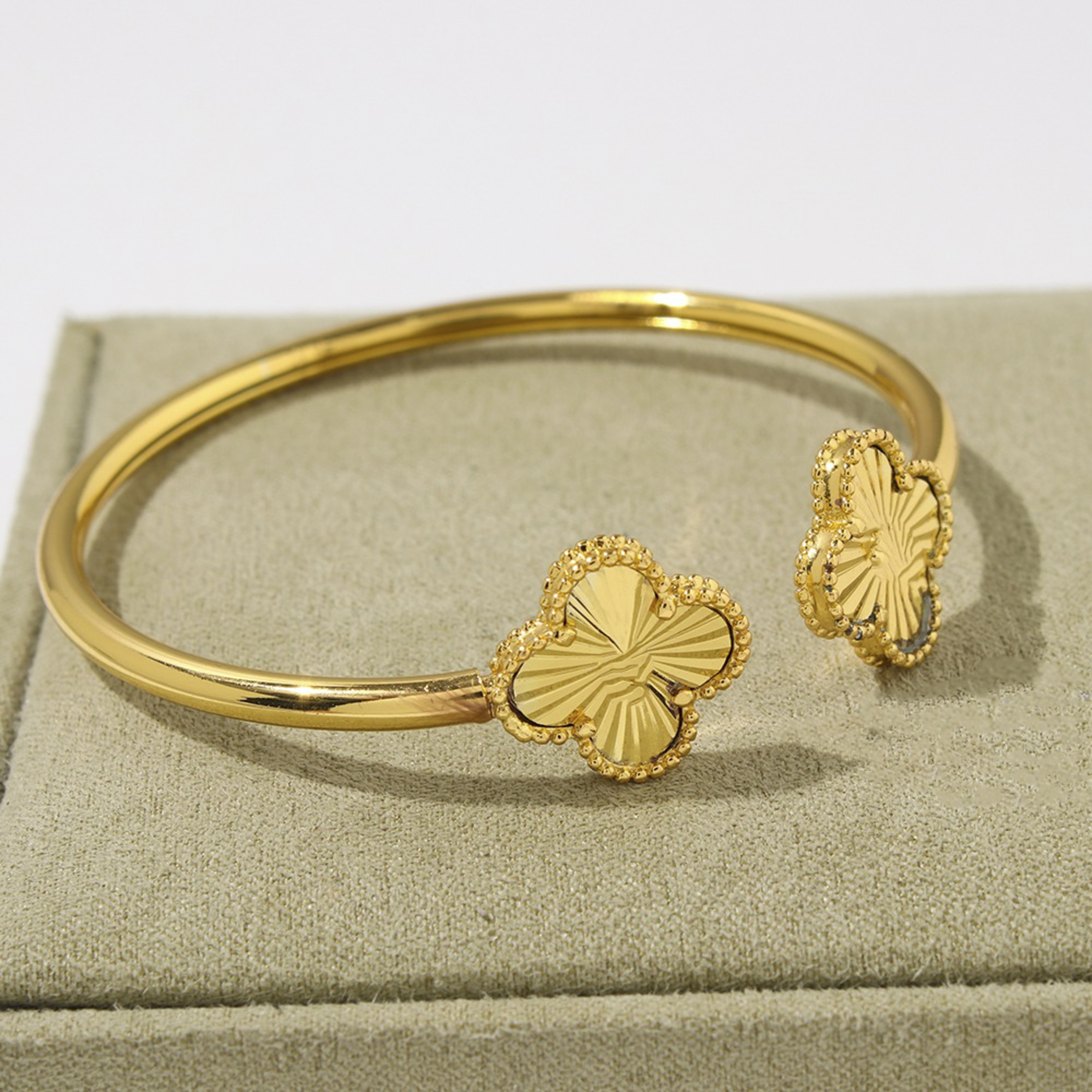 Fashion Classic 4/Four Leaf Clover Charm Bracelets Bangle Chain 18K Gold Agate Shell Mother-of-Pearl for Women&Girl Wedding Mother' Day Jewelry Women gifts 
Fashion Classic 4/Four Leaf Clover Charm Bracelets Bangle Chain 18K Gold Agate Shell Mother-of-Pearl for Women&Girl Wedding Mother' Day Jewelry Women gifts