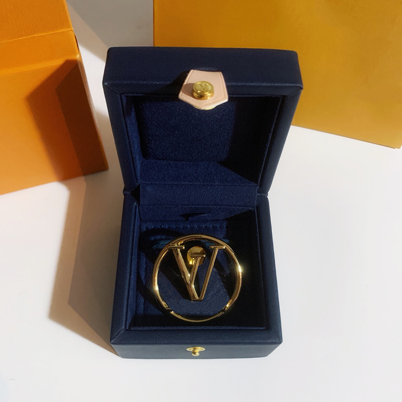 Desinger Womens Brooch Letter Trend Brooch Stylish Mens Light Luxury Brooches Classic Fashion All Match Exquisite Brooches D22112204JX
Desinger Womens Brooch Letter Trend Brooch Stylish Mens Light Luxury Brooches Classic Fashion All Match Exquisite Brooches D22112204JX