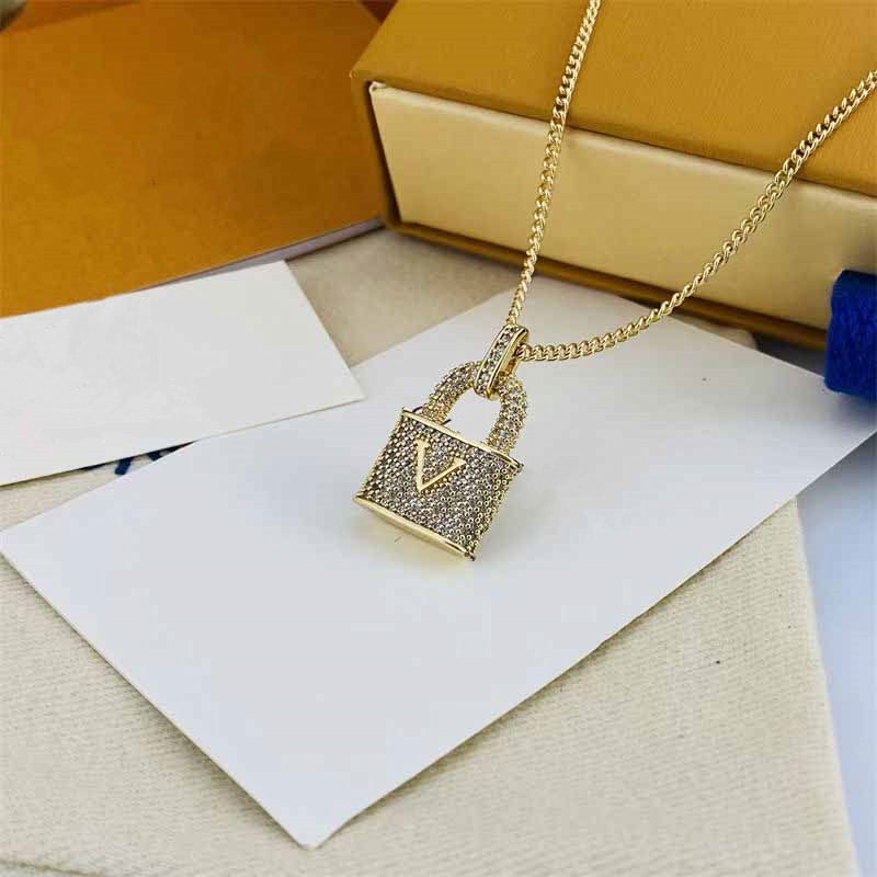 Top-quality charm Womens Lock Necklace Designer Luxury Pendant Diamonds Necklaces For Women Mens Gold Silver Necklace Unisex Couple Jewelry gift
Top-quality charm Womens Lock Necklace Designer Luxury Pendant Diamonds Necklaces For Women Mens Gold Silver Necklace Unisex Couple Jewelry gift