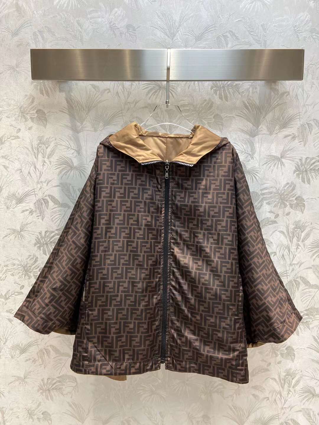 2022 Women designer luxury dust coats both side use cloak coats hooded trench coat outdoor full logo print outerwear street fashion winter jacket fendi, Freight charge different
2022 Women designer luxury dust coats both side use cloak coats hooded trench coat outdoor full logo print outerwear street fashion winter jacket fendi, Freight charge different
