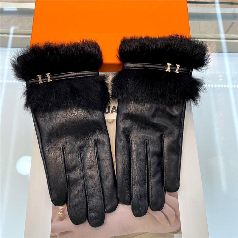 Stylish Metal Letter Fur Gloves High End Designer Mittens Plush Velvet Gloves Women Winter Mittens With Box