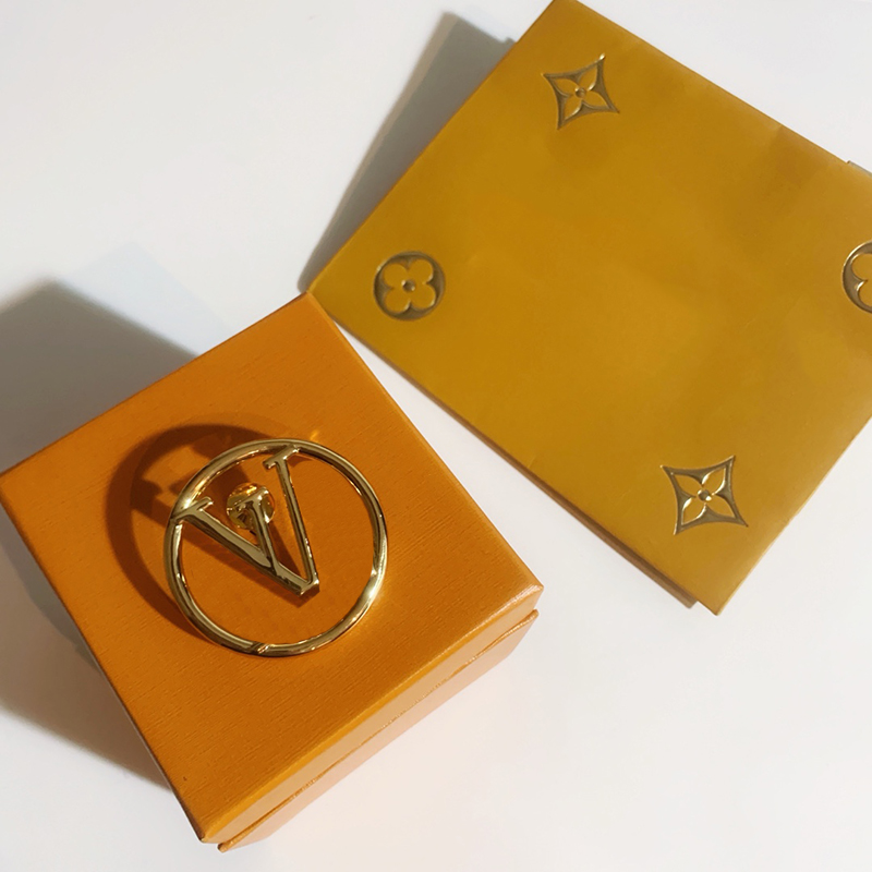 Desinger Womens Brooch Letter Trend Brooch Stylish Mens Light Luxury Brooches Leisure Fashion All Match Exquisite Brooches D22112204JX
Desinger Womens Brooch Letter Trend Brooch Stylish Mens Light Luxury Brooches Leisure Fashion All Match Exquisite Brooches D22112204JX