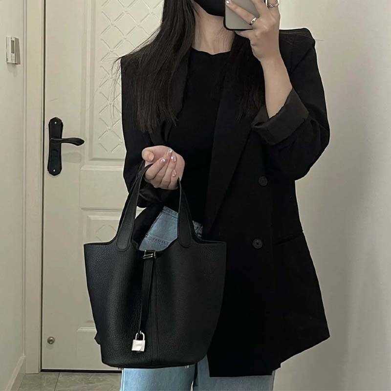 H Designer Togo Picotn Bags 2023 Basket Locks Purse Cowhide Shoulder Vegetable Women's Bucket Bag Small Handbag 6nrr Pn Qa4u, 3q powder
H Designer Togo Picotn Bags 2023 Basket Locks Purse Cowhide Shoulder Vegetable Women's Bucket Bag Small Handbag 6nrr Pn Qa4u, 3q powder