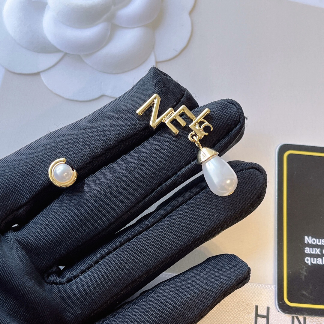 Popular Luxury Jewelry Stud Earrings Delicate Design Earrings European And American Fashion Accessories Selected Female Gifts 18k Gold-plated Designer Matching
Popular Luxury Jewelry Stud Earrings Delicate Design Earrings European And American Fashion Accessories Selected Female Gifts 18k Gold-plated Designer Matching