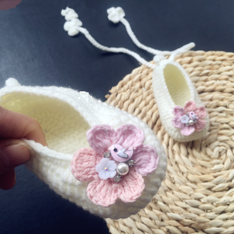 First Walkers High Quality Custom Pure Handmade Knitted Soft Soled Crochet Flowers Lovely Moccasins Princess Baby Girls Spring 221122