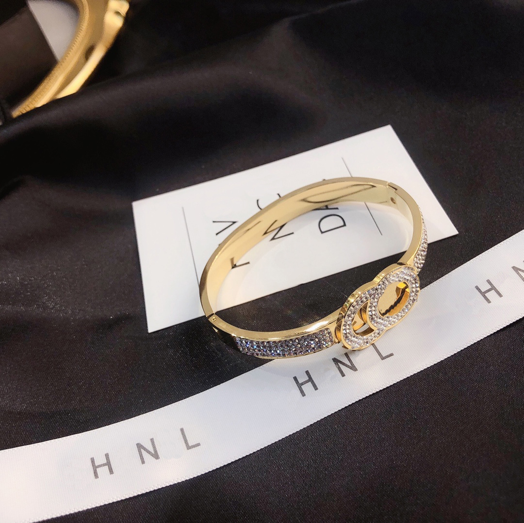 Popular Luxury Bracelets Selected Fashion Design Gold Bangle 18k Gold Plated Jewelry Accessories Womens Exclusive Party Wedding Matching Exquisite High End Gift
Popular Luxury Bracelets Selected Fashion Design Gold Bangle 18k Gold Plated Jewelry Accessories Womens Exclusive Party Wedding Matching Exquisite High End Gift