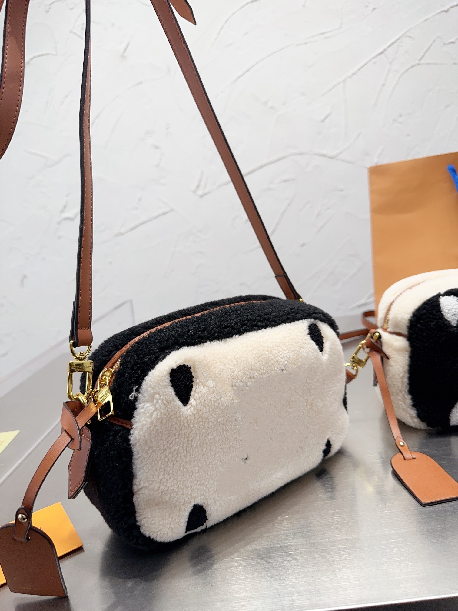 Designers Teddy series Women bag Lambs wool Womens Luxurys winter Shoulder Mini Flap Bag mens Camera handbag purse Clutch Crossbody ALPHA WEARABLE Totes Wallet, You can look more picture
Designers Teddy series Women bag Lambs wool Womens Luxurys winter Shoulder Mini Flap Bag mens Camera handbag purse Clutch Crossbody ALPHA WEARABLE Totes Wallet, You can look more picture