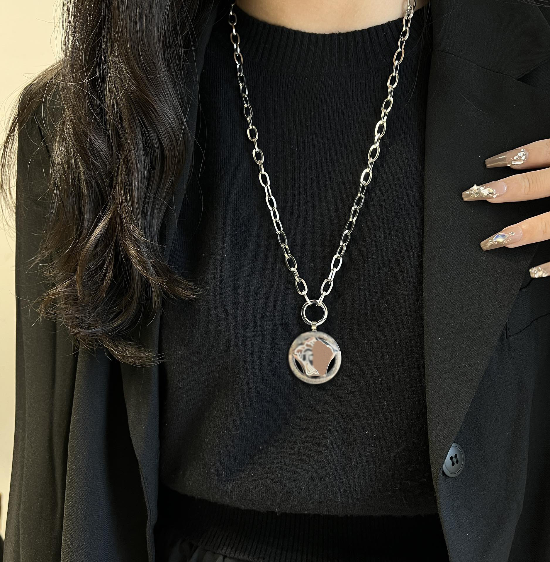 Fashion Silver Plated Head Necklace Luxury Design Girl Necklace Charm Exquisite Jewelry Premium Accessories Family Couple Designer Hot Brand
Fashion Silver Plated Head Necklace Luxury Design Girl Necklace Charm Exquisite Jewelry Premium Accessories Family Couple Designer Hot Brand