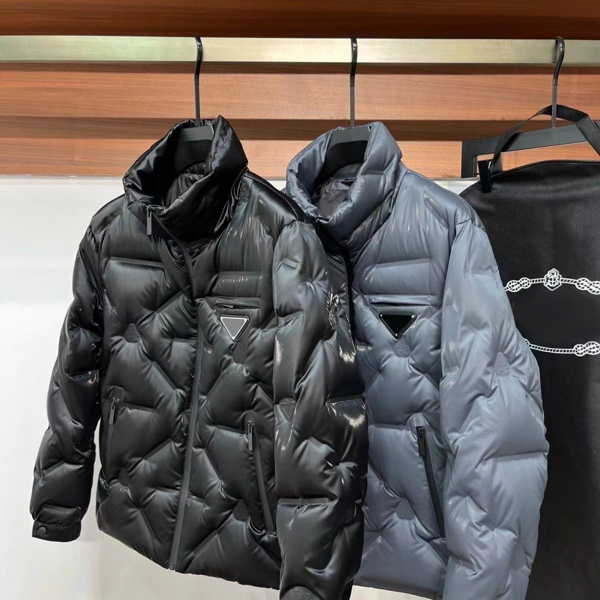 Designer Jackets Mens Down Parkas Coats Winter Fashion Short Inverted Triangle Logo Jacket Style with Letters Warm Jacket, This option does no ship
Designer Jackets Mens Down Parkas Coats Winter Fashion Short Inverted Triangle Logo Jacket Style with Letters Warm Jacket, This option does no ship