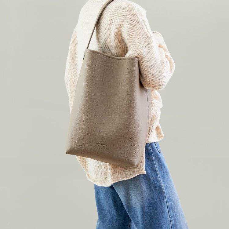 the row bag Designers Bags Women Luxurys The Row Tote Crossbody Leather Bucket Half Moon Bag Crescent Underarm Shoulder Purse J9YV GCG5, Gray
the row bag Designers Bags Women Luxurys The Row Tote Crossbody Leather Bucket Half Moon Bag Crescent Underarm Shoulder Purse J9YV GCG5, Gray