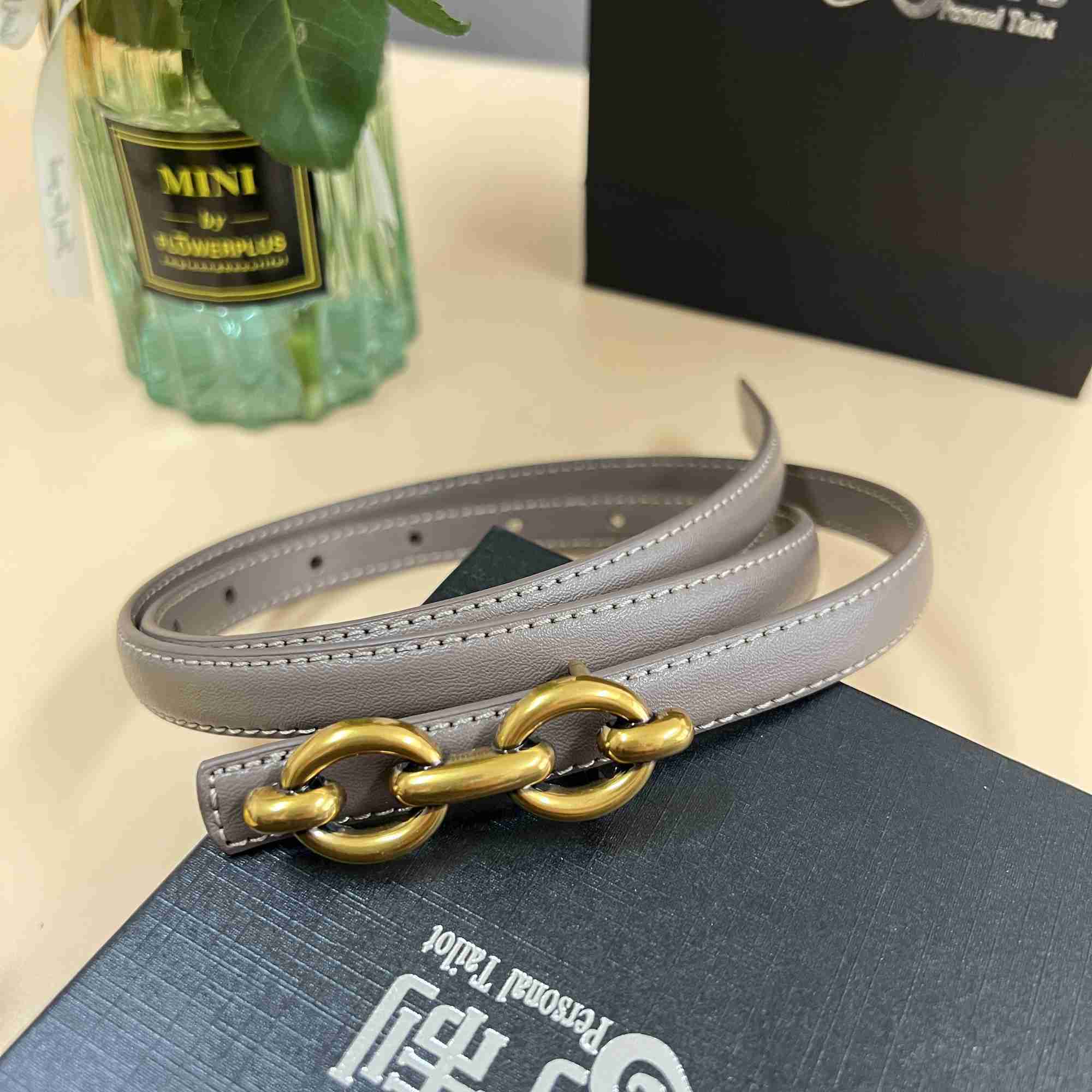 Women's Classic Vintage Brand Decorative Belt 1.5CM Smooth Buckle Dress Slim Belt, Brown
Women's Classic Vintage Brand Decorative Belt 1.5CM Smooth Buckle Dress Slim Belt, Brown