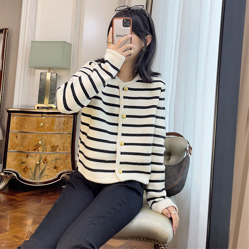 Women's Knits Tees Limiguyue Striped Cardigan Women Gold Buckle Knitted Short Coat Loose Classic O-Neck Elegant Autumn Winter Sweater Casual K386