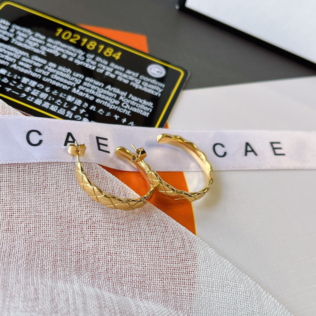 Premium Design Earrings Luxury Charm Jewelry Earrings Designer Style Accessories 18k Gold Plated Delicate Elegant Gifts Selected Popular Brands For Girls 
Premium Design Earrings Luxury Charm Jewelry Earrings Designer Style Accessories 18k Gold Plated Delicate Elegant Gifts Selected Popular Brands For Girls
