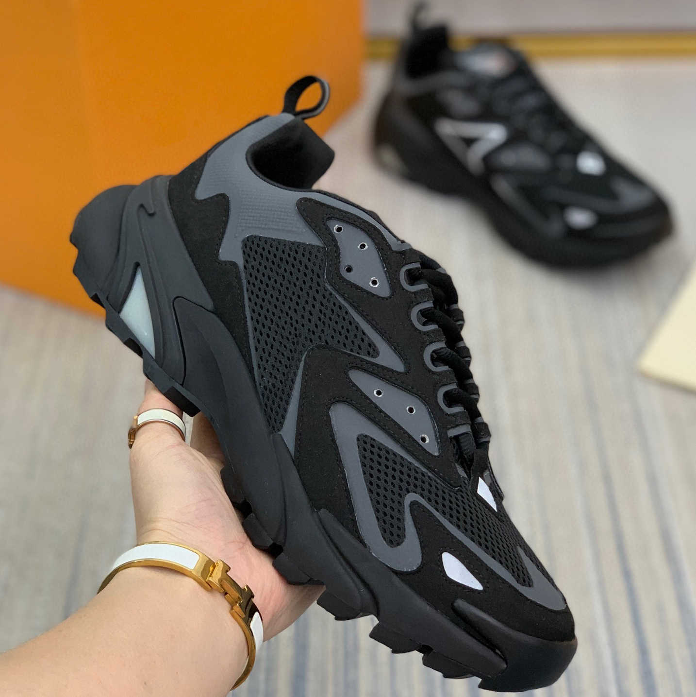 Runner Tatic Sneakers Running Shoes Luxury Designer Breathable Technology Mesh Stylish Classic Black Sneaker Comfortable Sole Size 38-46 NO424
Runner Tatic Sneakers Running Shoes Luxury Designer Breathable Technology Mesh Stylish Classic Black Sneaker Comfortable Sole Size 38-46 NO424