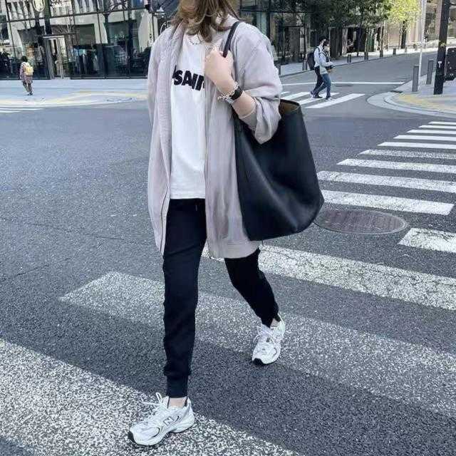 Leather Designer Bags Luxury Female bags 2022 High capacity bucket Portable one shoulder tote Soft leather commuterClassic tote bag THE ROW 6AYZ, Black
Leather Designer Bags Luxury Female bags 2022 High capacity bucket Portable one shoulder tote Soft leather commuterClassic tote bag THE ROW 6AYZ, Black
