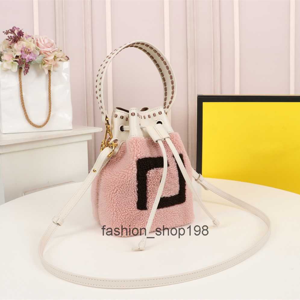 Lamb hair bucket bag designer women handbag luxury large capacity shoulder bag letter design fashion all-match pink messenger handbags 2023, 2 pink
Lamb hair bucket bag designer women handbag luxury large capacity shoulder bag letter design fashion all-match pink messenger handbags 2023, 2 pink