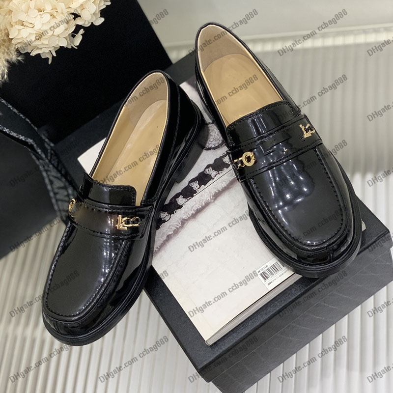 Womens Dress Shoes With Chain Letter Patent Leather Low Heels Loafers Slip-on Retro Black Casual Ballet Shoe 22ss Designer Platform Fall Sandals Fashion Slides Mules