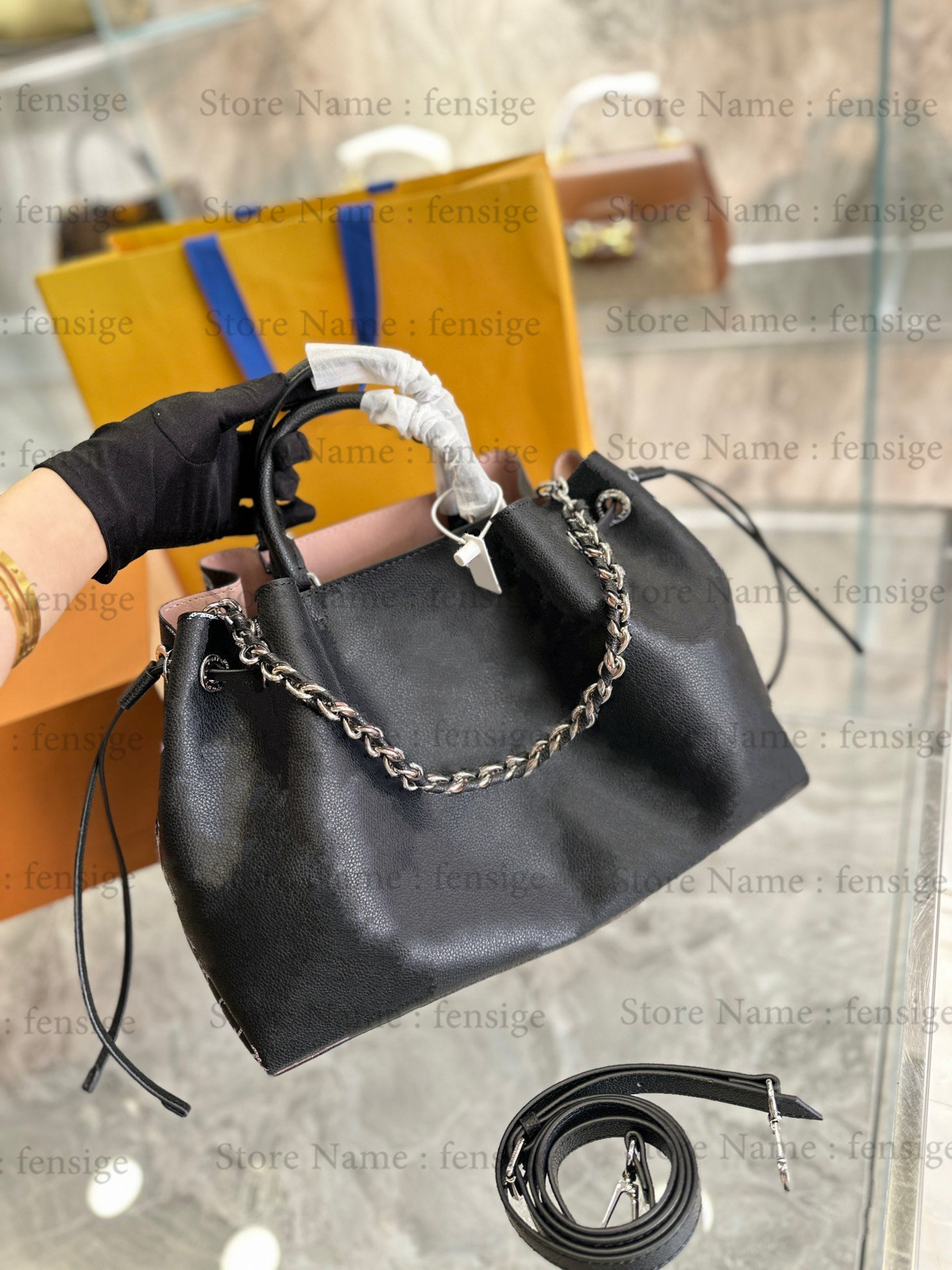 2022 SS BELLA Tote Mahina Drawstring Bag Perforated Calf Leather Handbag Women Luxury Designer Organized Handle Bucket Bag Generous size Jewel-like Chain
2022 SS BELLA Tote Mahina Drawstring Bag Perforated Calf Leather Handbag Women Luxury Designer Organized Handle Bucket Bag Generous size Jewel-like Chain