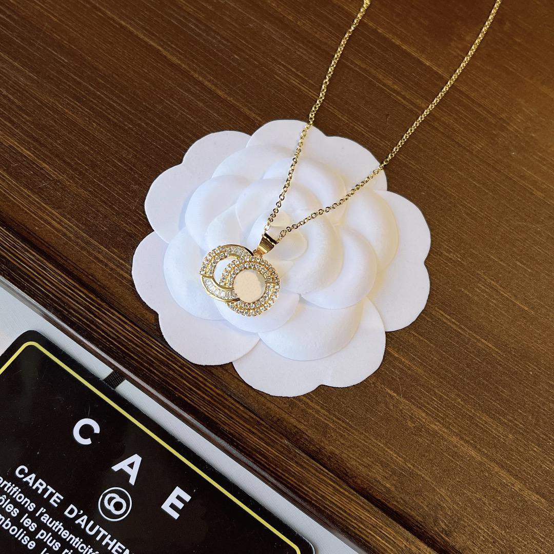 Hot Style Jewelry Pendant Necklaces Exquisite Luxury Diamond Necklace Designed For Girls Long Chain Designer Brand Accessories Classic Premium Gift
Hot Style Jewelry Pendant Necklaces Exquisite Luxury Diamond Necklace Designed For Girls Long Chain Designer Brand Accessories Classic Premium Gift