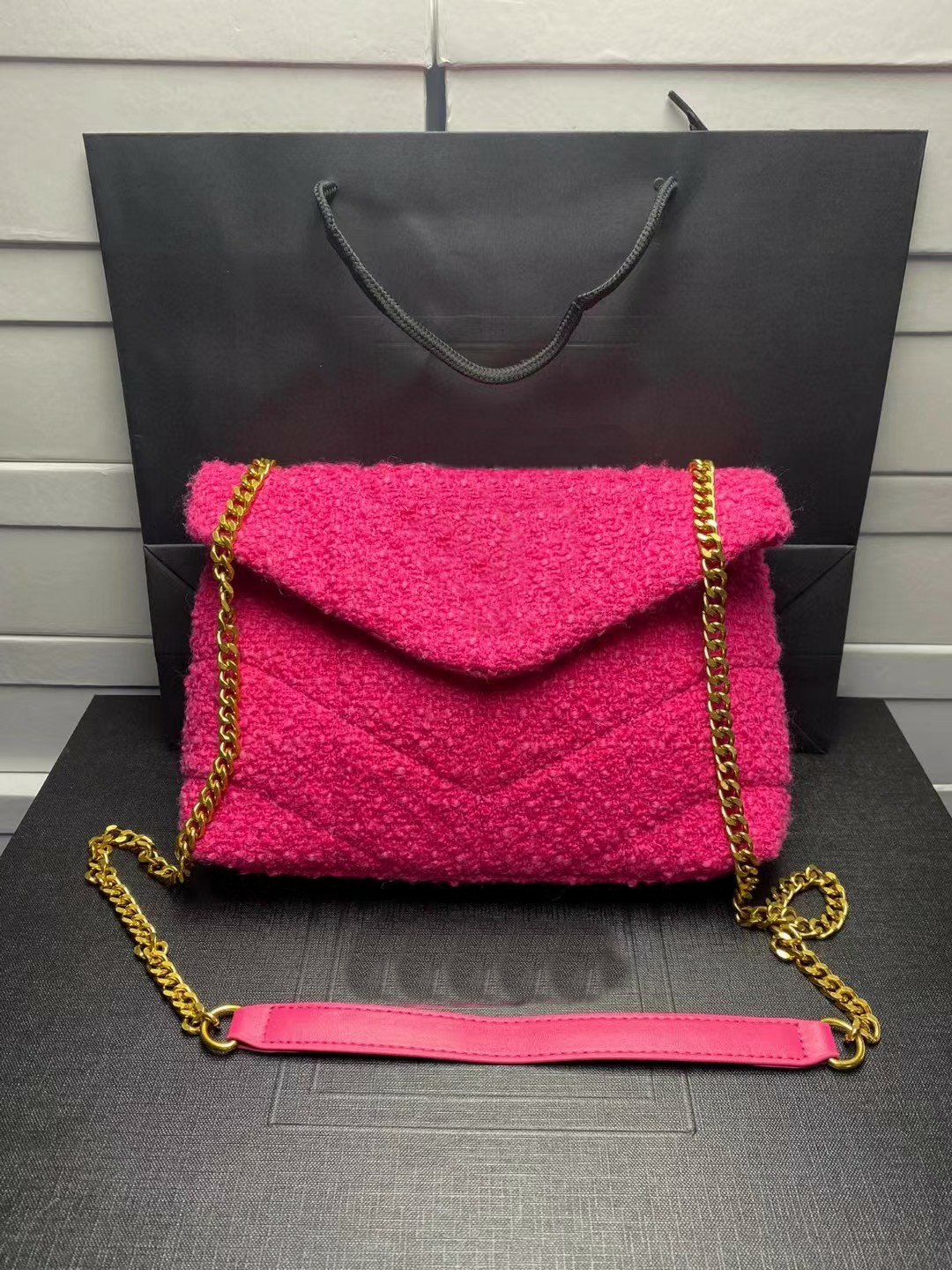 Luxury Designer LouLou Puffer Wool Chain Shoulder Bags Coarse Fancy Tweed Fabric Cross Body Bags Computer Embroidery Gold Hardware Letter Printing, Red
Luxury Designer LouLou Puffer Wool Chain Shoulder Bags Coarse Fancy Tweed Fabric Cross Body Bags Computer Embroidery Gold Hardware Letter Printing, Red