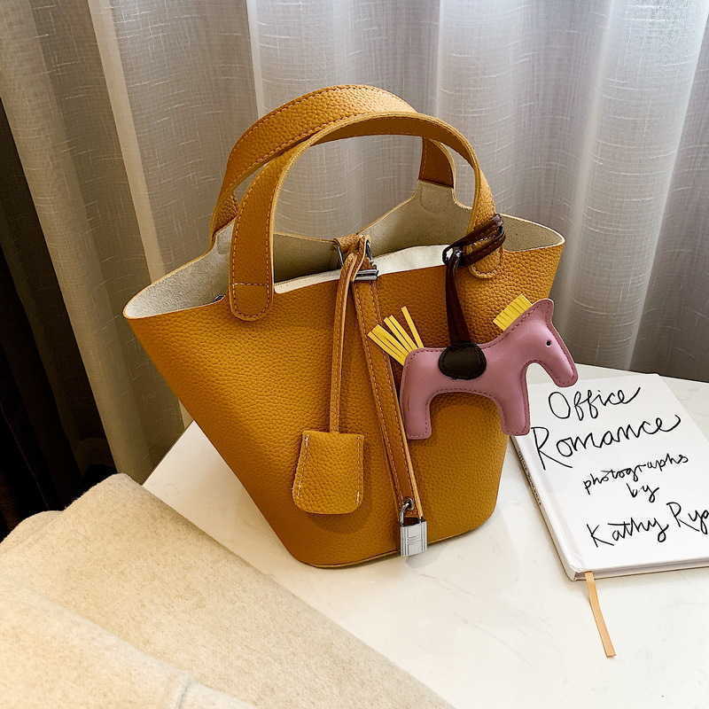 Handbags Luxury Designer Birk Genuine Leather Cons Winter Vegetable Basket Water Bucket Bag Lychee Pattern Simple Versatile Hand, Yellow
Handbags Luxury Designer Birk Genuine Leather Cons Winter Vegetable Basket Water Bucket Bag Lychee Pattern Simple Versatile Hand, Yellow