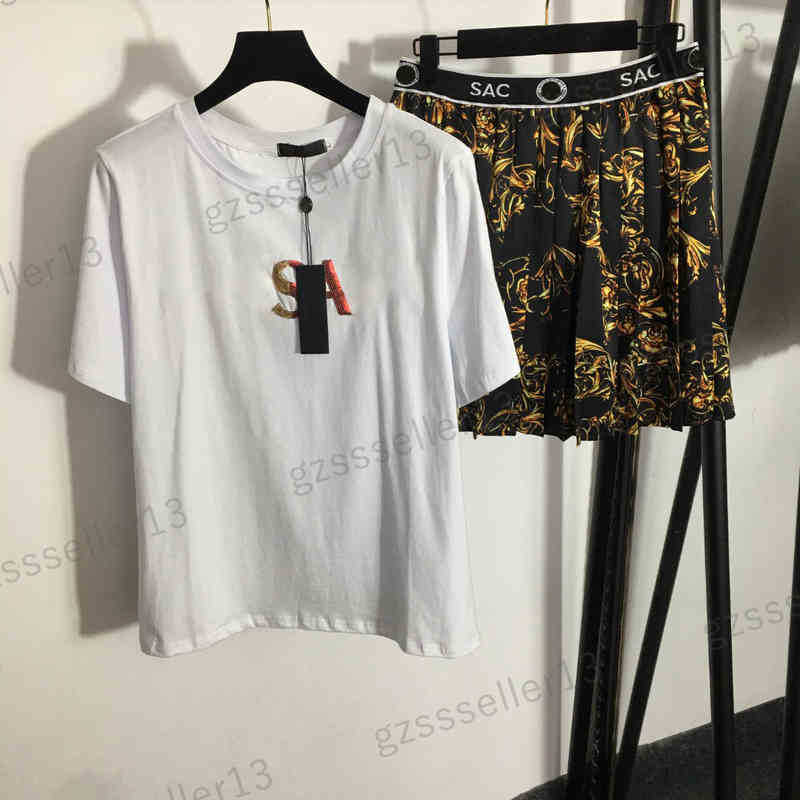 Women Two Pieces Dress Vsc Designer Tracksuits Embroidered Short-sleeved T-shirts Skirt Suit
Women Two Pieces Dress Vsc Designer Tracksuits Embroidered Short-sleeved T-shirts Skirt Suit