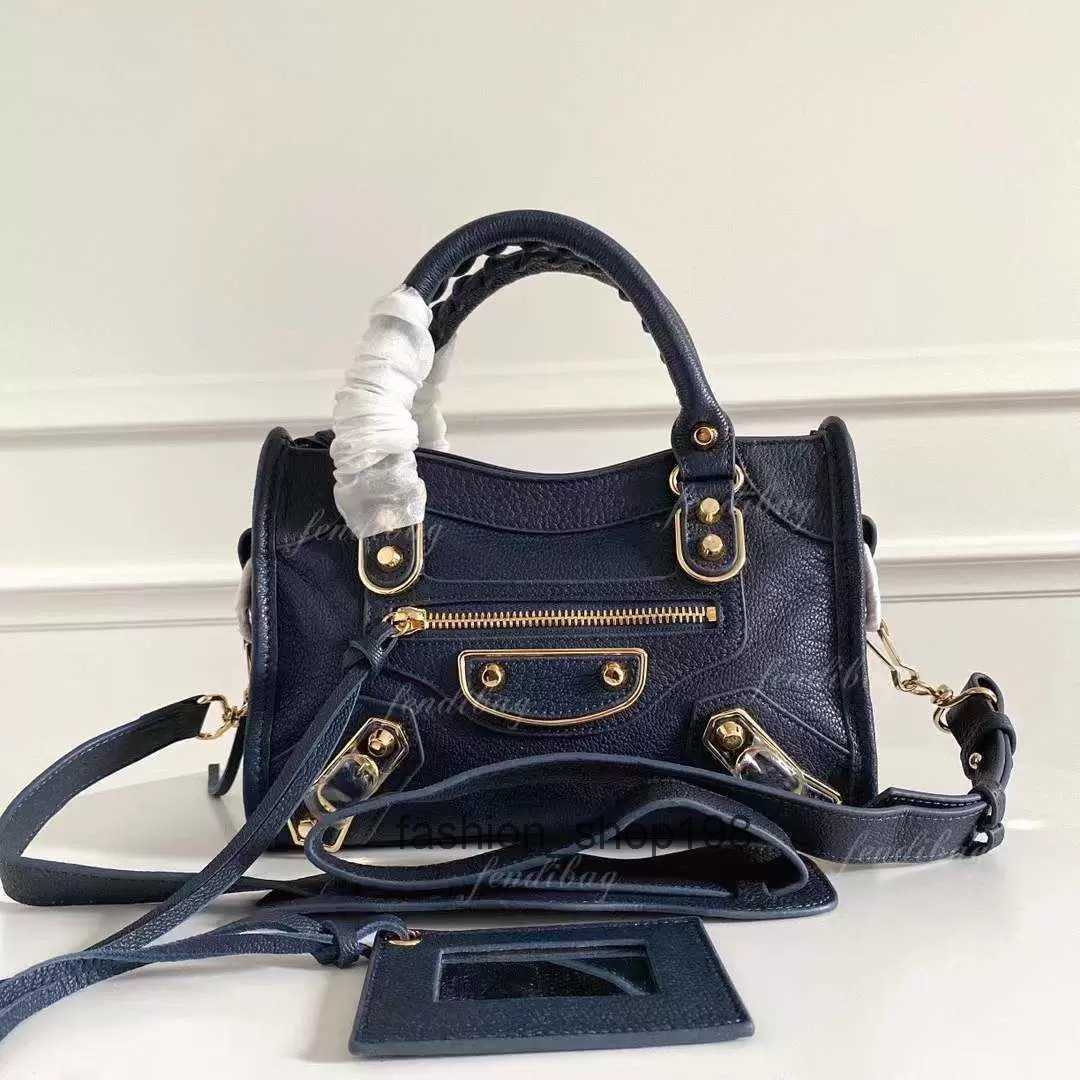 Evening Bag city bag Luxury designer bags tote women Fashion quality handbag shoulder cross body large capacity metal buckle f 2023, Red 
Evening Bag city bag Luxury designer bags tote women Fashion quality handbag shoulder cross body large capacity metal buckle f 2023, Red