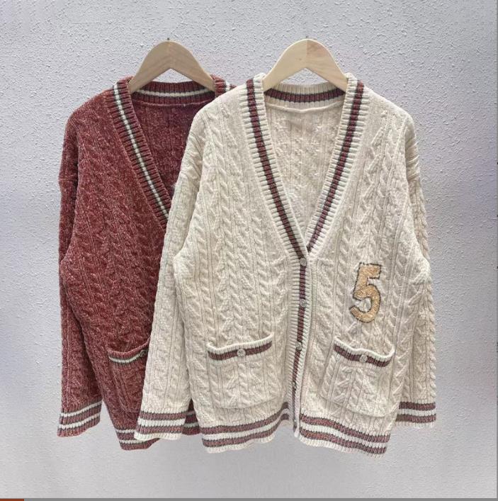 11112 XL 2022 Milan Runway Women' Sweaters Brand Same Style Sweater Long Sleeve V Neck Striped Pullover Womens LEBO, White
11112 XL 2022 Milan Runway Women' Sweaters Brand Same Style Sweater Long Sleeve V Neck Striped Pullover Womens LEBO, White