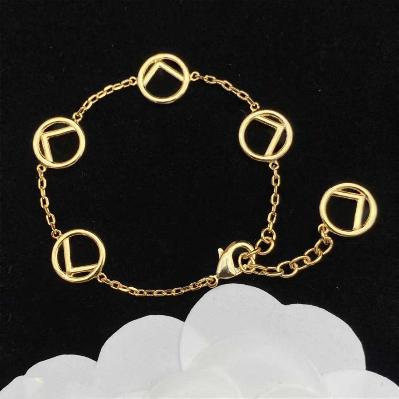 Temperament Design Bracelets Bangle European And American Fashion Design Hand catenary For Women Easy Luxury Letter Pendant Wedding Gift 18K Titanium Steel
Temperament Design Bracelets Bangle European And American Fashion Design Hand catenary For Women Easy Luxury Letter Pendant Wedding Gift 18K Titanium Steel