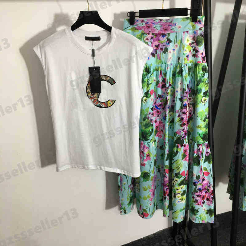 Fashion Brand Women Two Piece Dresses D..G Luxury Designer Suits Pattern Logo Embroidered Letters Cotton Tank Top T-Shirt High Waist Pleated Skirt
Fashion Brand Women Two Piece Dresses D..G Luxury Designer Suits Pattern Logo Embroidered Letters Cotton Tank Top T-Shirt High Waist Pleated Skirt