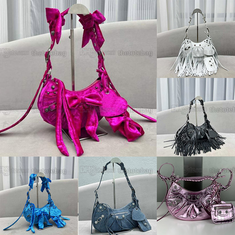 Le Cagole XS tassel Velvet Shoulder Bag with rhinestones pink metallized Designer crossbody bags womans Leather Motorcycle luxury handbag fringes purse 7A Quality, Please contact me if you need other size
Le Cagole XS tassel Velvet Shoulder Bag with rhinestones pink metallized Designer crossbody bags womans Leather Motorcycle luxury handbag fringes purse 7A Quality, Please contact me if you need other size