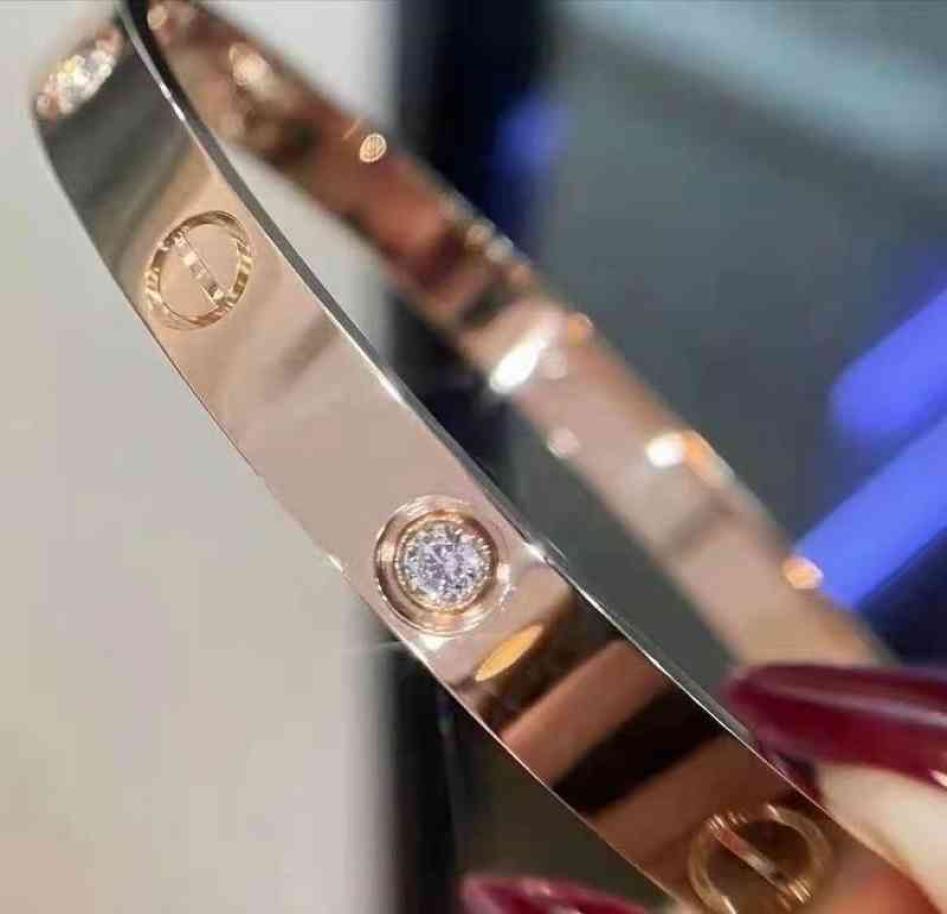 Designer Carti er 18k rose gold love classic fashion men039s and women039s hand Bracelet net red versatile girlfriends0396276868
Designer Carti er 18k rose gold love classic fashion men039s and women039s hand Bracelet net red versatile girlfriends0396276868